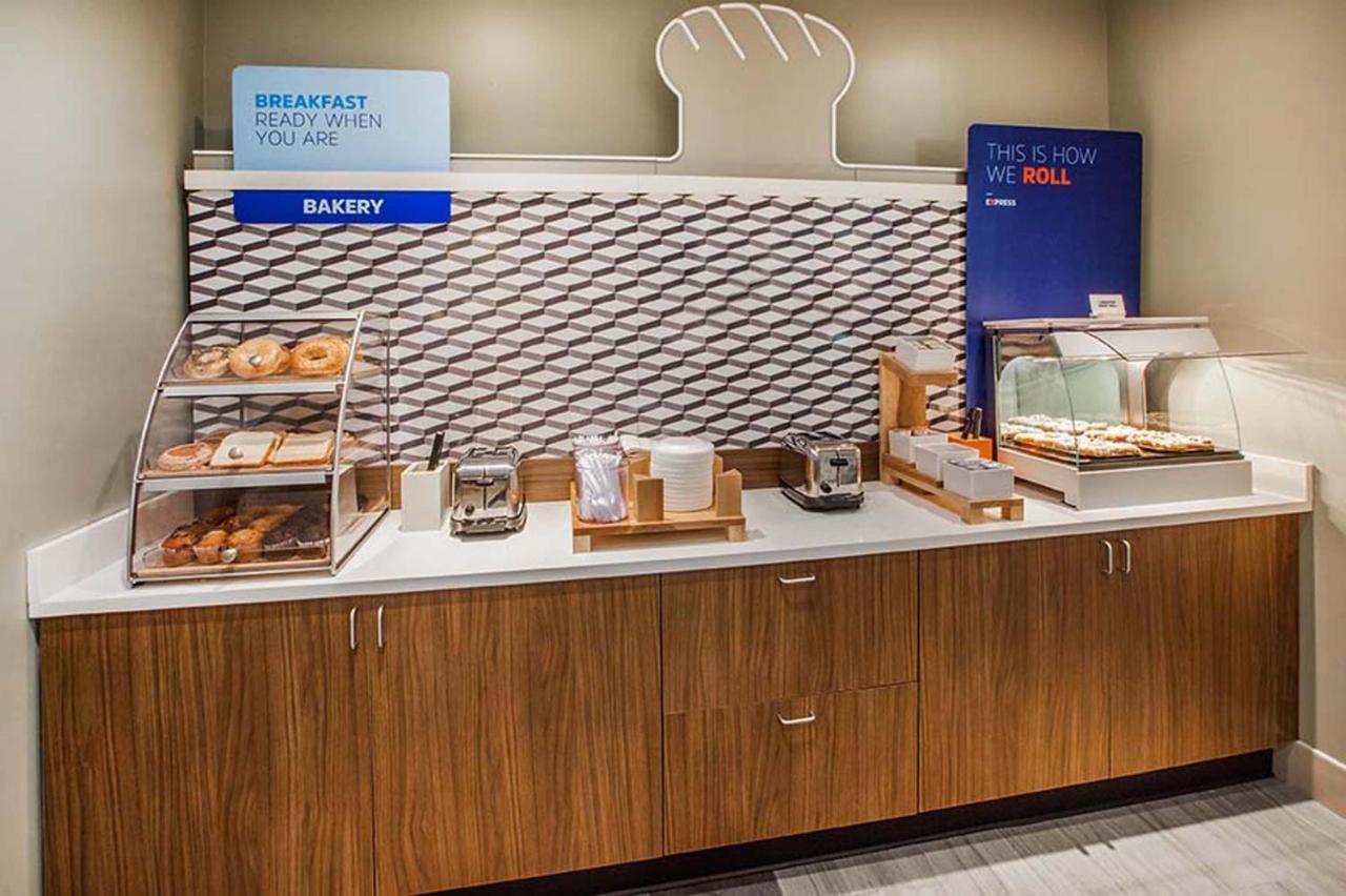 Holiday Inn Express Pittston - Scranton Airport By Ihg Екстериор снимка